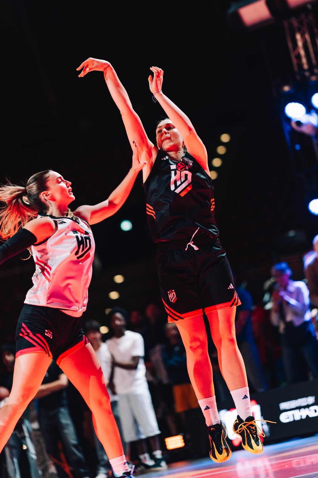 Alessandra Boccardo esegue un tiro in sospensione contrastata durante una partita Euroleague Women